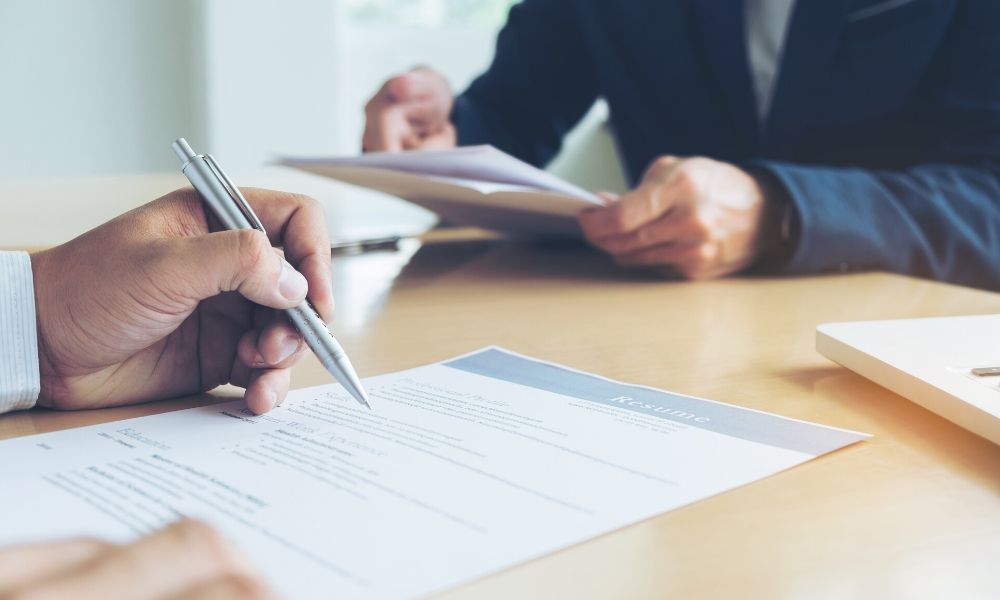 Essential Items to Bring to a Job Interview